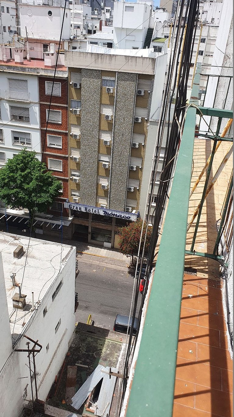 1 ambiente amplio con balcón al lateral