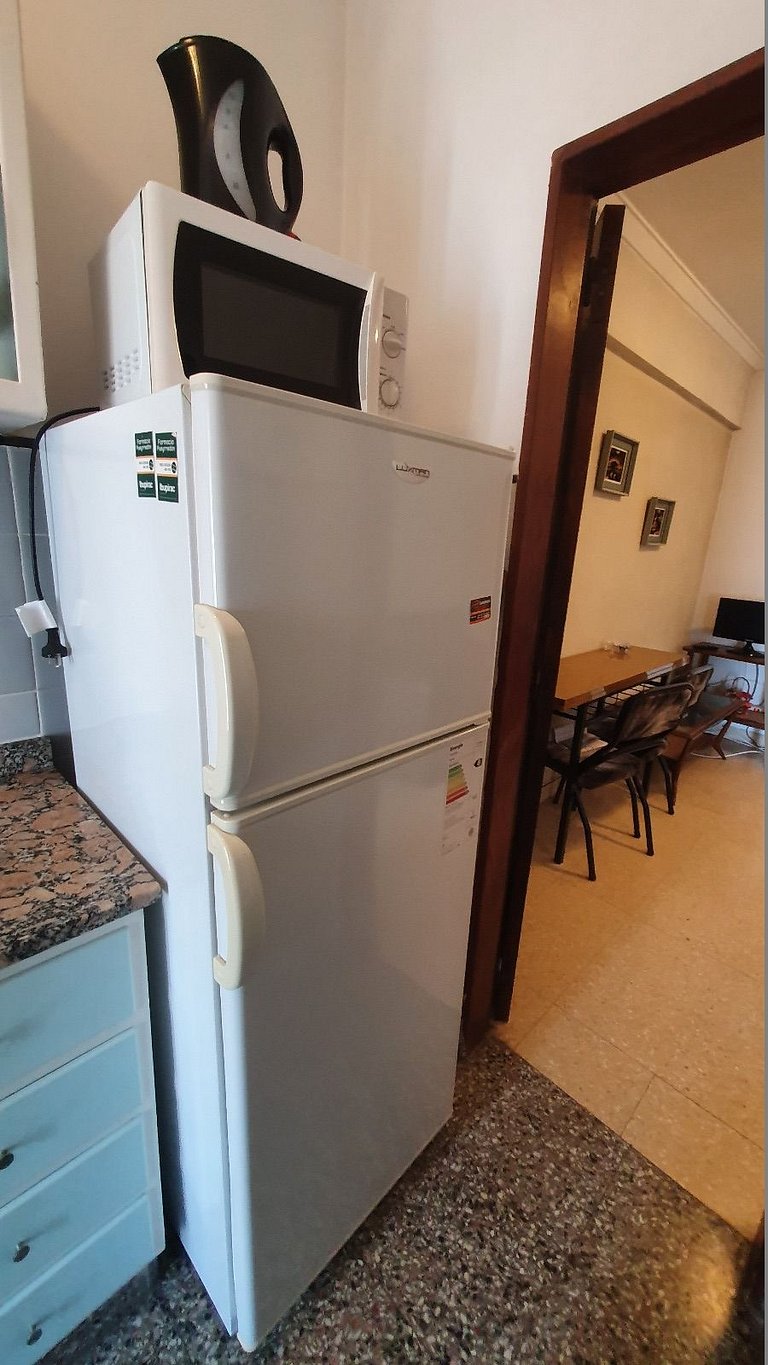 1 ambiente amplio con balcón al lateral