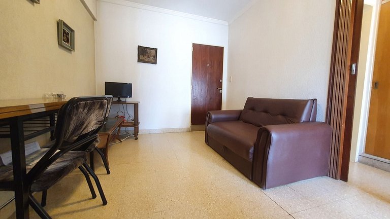 1 ambiente amplio con balcón al lateral