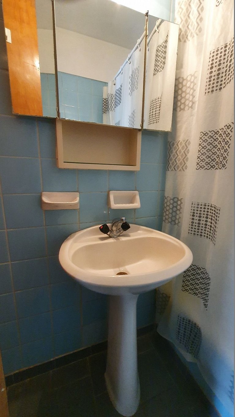 1 ambiente amplio con balcón al lateral