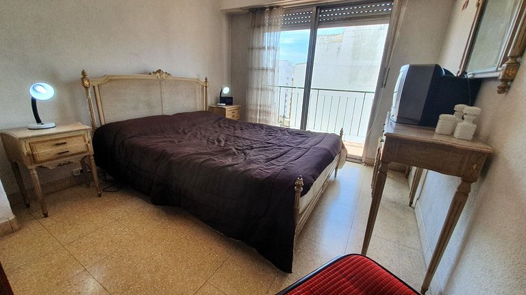 1 ambiente amplio con balcón al lateral