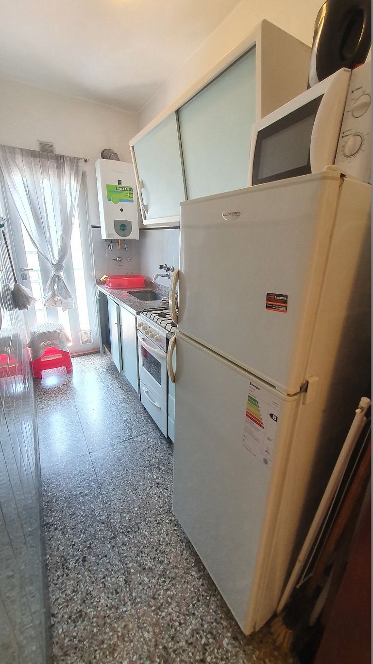 1 ambiente amplio con balcón al lateral