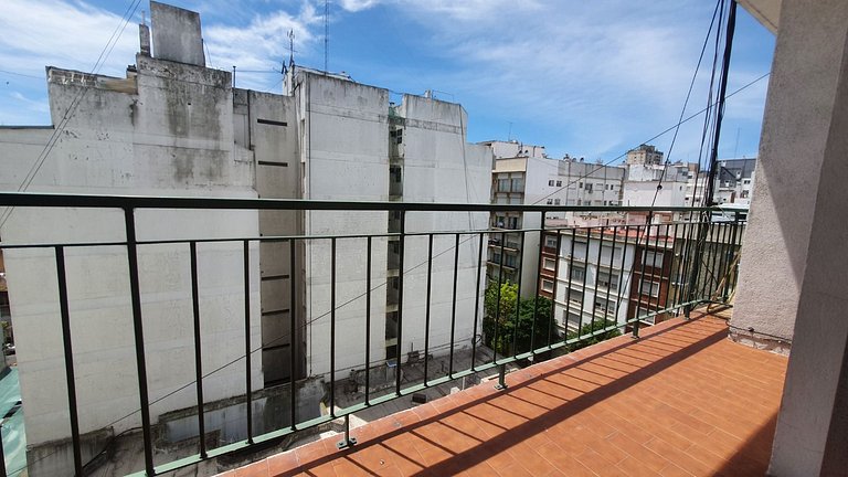 1 ambiente amplio con balcón al lateral