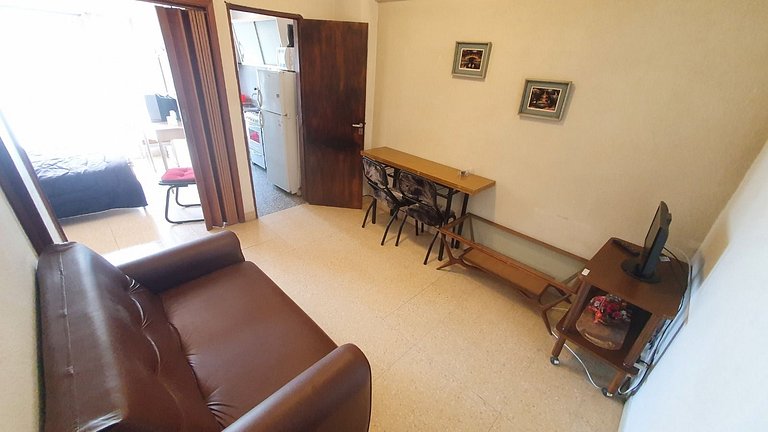 1 ambiente amplio con balcón al lateral