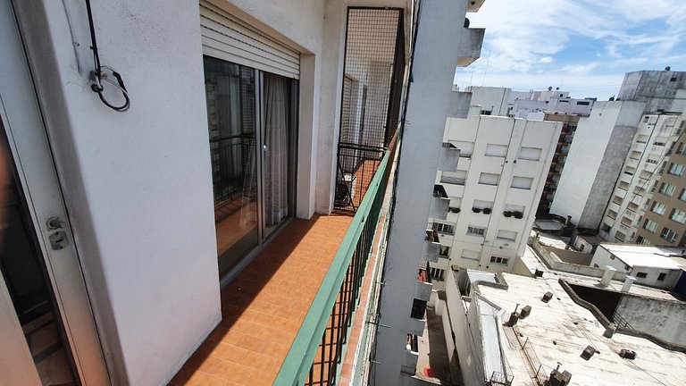 1 ambiente amplio con balcón al lateral