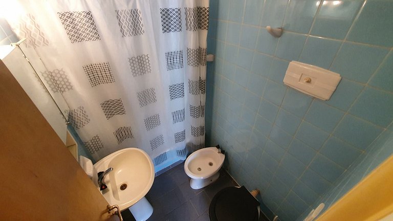 1 ambiente amplio con balcón al lateral