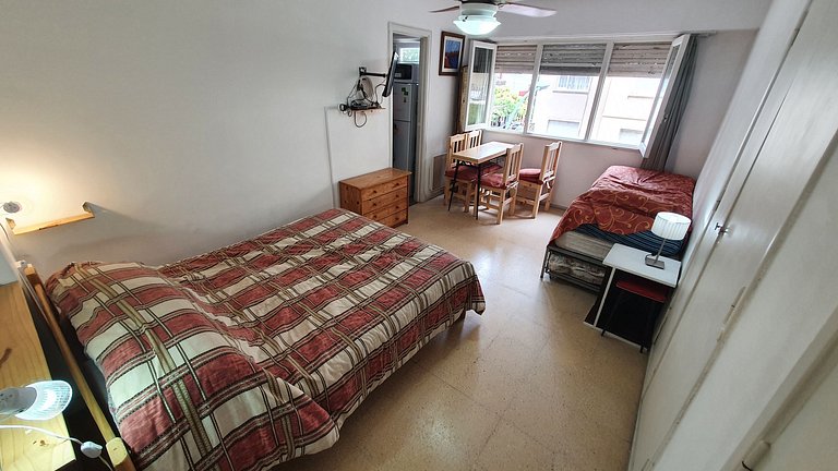 1 ambiente amplio con ventana a la calle