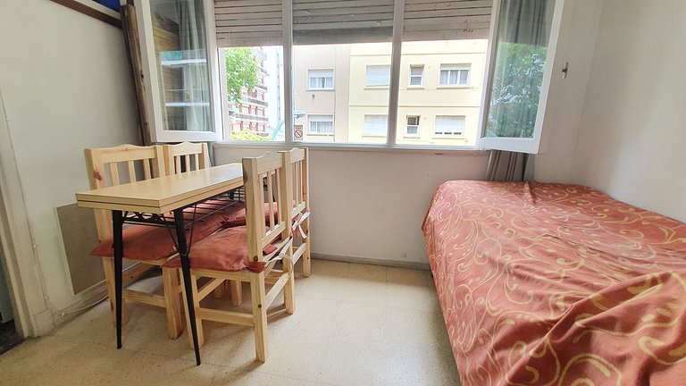 1 ambiente amplio con ventana a la calle