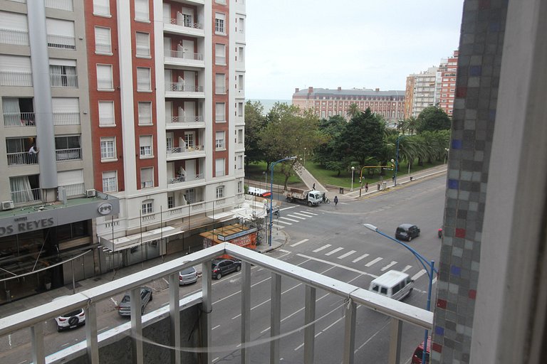 2 ambientes con vista lateral a la Plaza Colón