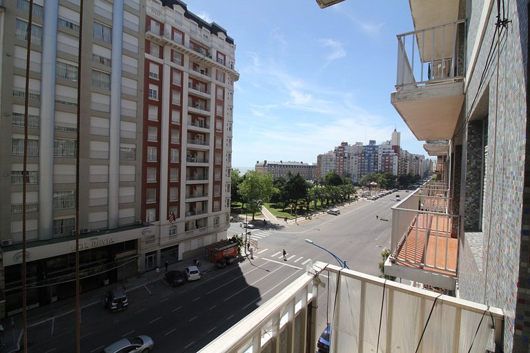 2 ambientes con vista lateral a la Plaza Colón