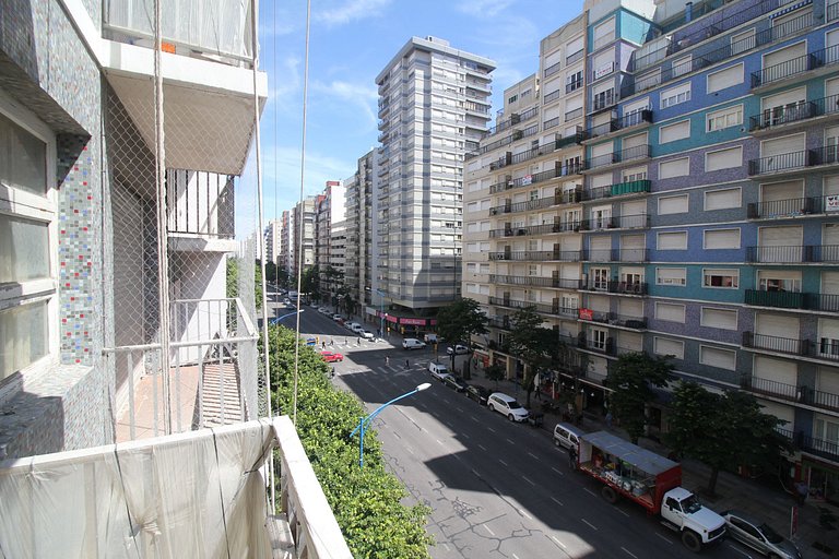 2 ambientes con vista lateral a la Plaza Colón