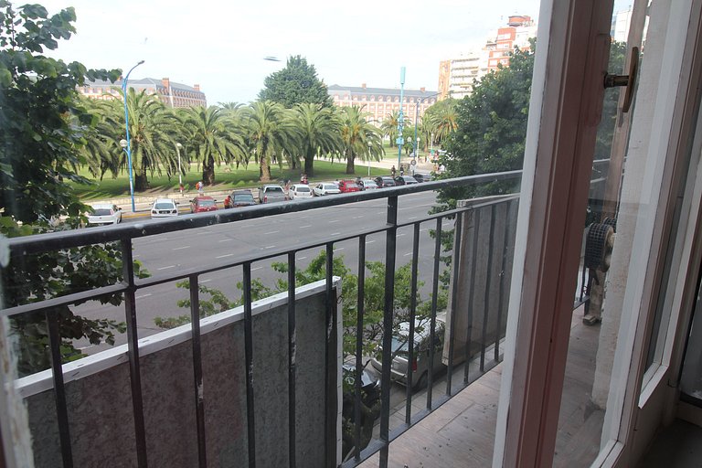 2 ambientes con dependencia y vista a Plaza Colón