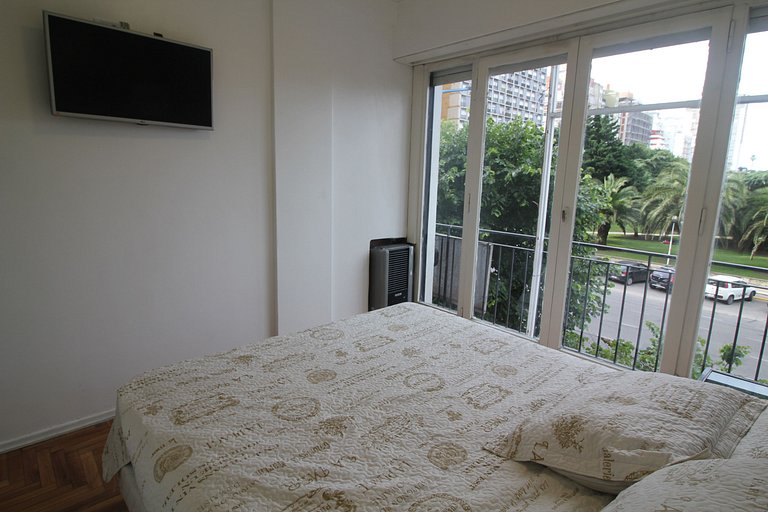 2 ambientes con dependencia y vista a Plaza Colón