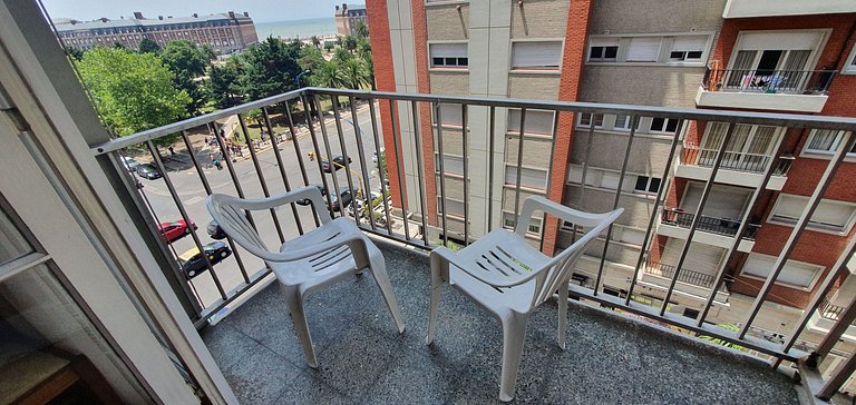 2 ambientes con vista lateral a la Plaza Colón