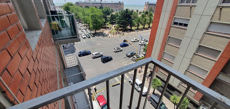 2 ambientes con vista lateral a la Plaza Colón