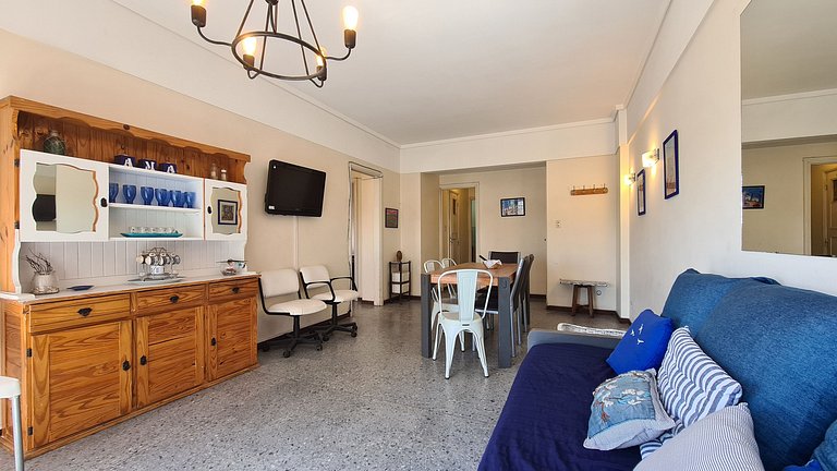 3 Ambientes con dependencia y balcón a la calle