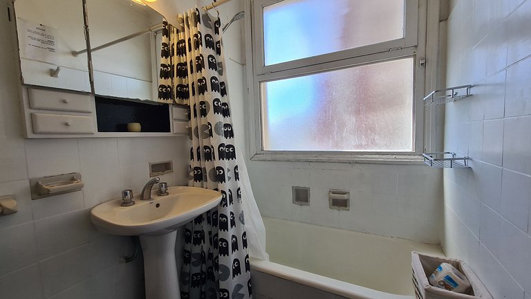 3 Ambientes con dependencia y balcón a la calle