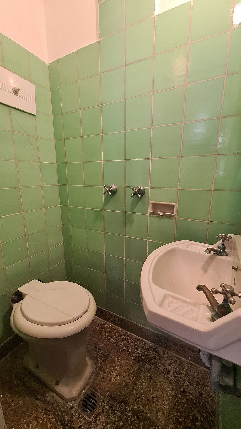 3 Ambientes con dependencia y balcón a la calle