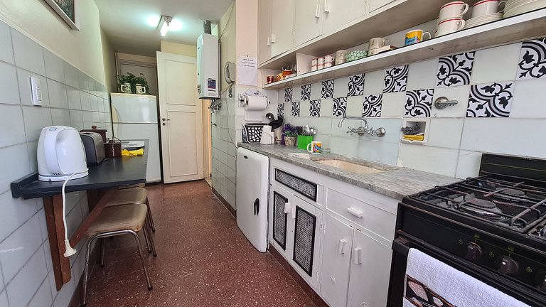 3 Ambientes con dependencia y balcón a la calle