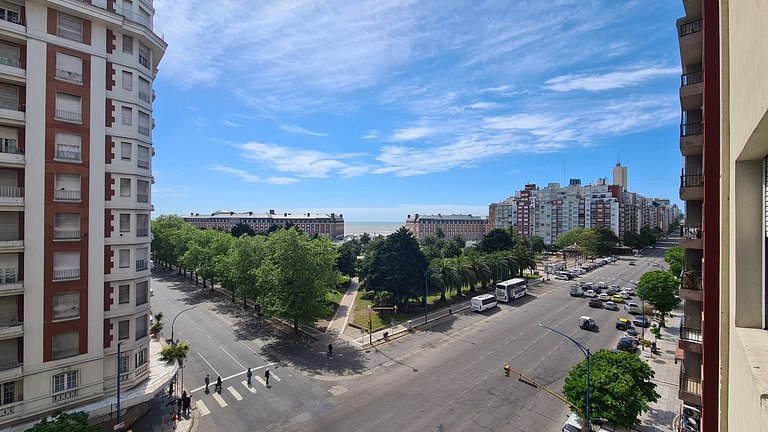 3 Ambientes con dependencia y balcón a la calle