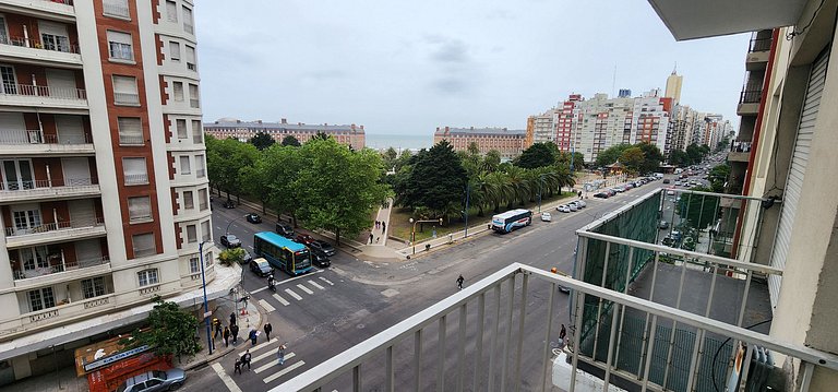 1 Ambiente con vista a plaza y mar con balcón