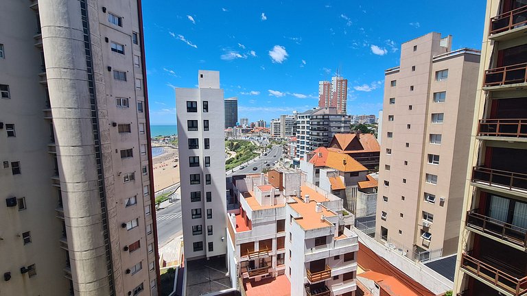 Departamento 2 ambientes con vista parcial al mar