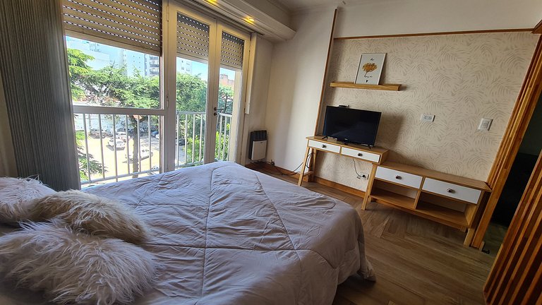Departamento monoambiente con balcon a la calle